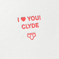 paul-dieter-letterpress_grusskarten_klappkarten_GK00055_i-love-you-clyde_bonnie_herz_unterhose_fun_lustig_geburtstag_mann_zoom